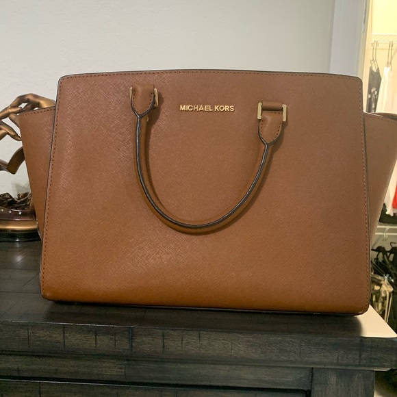 Micheal kors sachet handbag - Picture 2 of 5